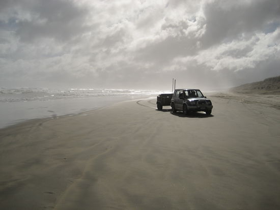 ja, und so fahren die leute mit ihren allrad-fahrzeugen dann auch am strand entlang, ohne stau und ampeln.