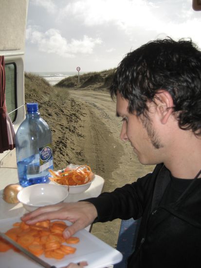 wir parkten unser womo mit sicht zum strand und kochten erst mal wieder was...