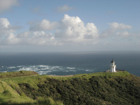 der weg zum leuchtturm, im hintergrund das aufeinanderprallen zweier meere