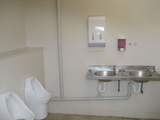 und dann wollten wir euch noch zeigen, wie oeffentliche toiletten in neuseeland aussehen - an einem menschenleeren ort, 30 autominuten nach dem letzten haus. blitzeblank!