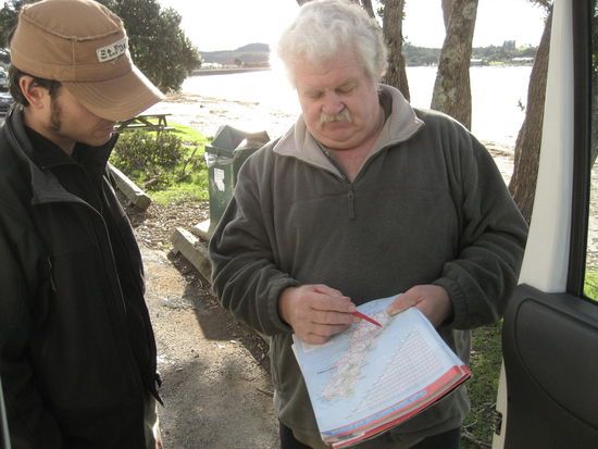 nette tipps von eifrigen neuseelaender naturburschen. diesem haben wir dann irgendwann einen stift gegeben, damit er uns seinen routenvorschlag einzeichnet, da wir teils wie so oft kein wort verstanden haben...