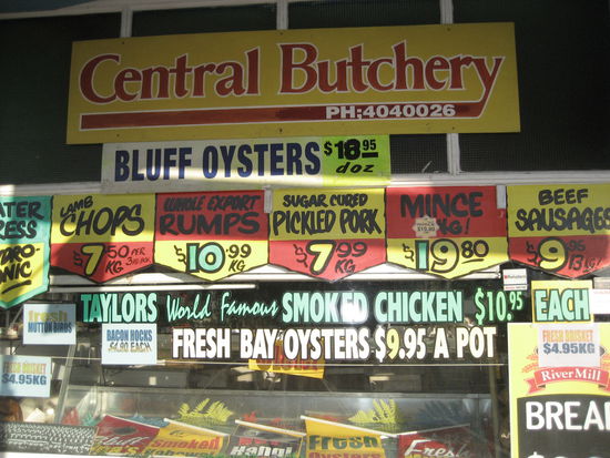 schaufenster einer metzgerei. was ist denn nun heute im angebot?... da blickt ja keiner mehr durch.