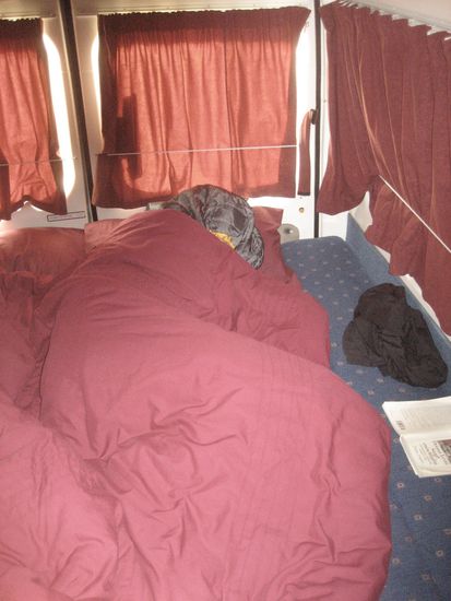 nachts schliefen wir dann so, da es im auto dann doch recht frisch wurde. irgendwo in schlafsack und decke bin ich!