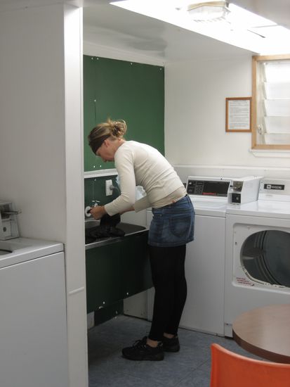und natuerlich wurden bei dieser gelegenheit auch mal wieder die hausfraulichen kuenste ausgespielt, indem waschmaschine und trockner gefuellt wurden. in suedamerika gab es noch nette frauen, die fuer uns gewaschen haben, hier muessen wir es wieder selbst machen...!