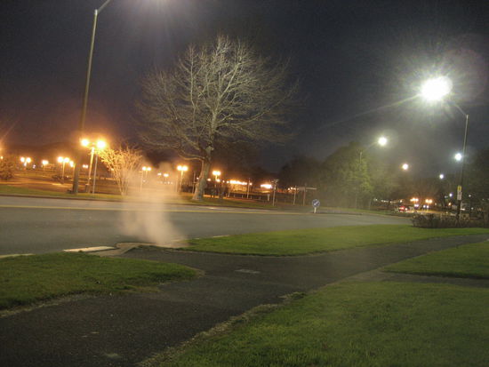 und hier dampfts aus dem gulli. krasse sache...