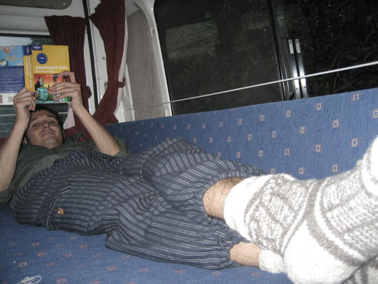 so sah die letzten 10 tage unsere abendgestaltung aus: wir werfen uns in sexy klamotten, lesen und spielen karten. solange bis ich mich aerger, weil ich dauernd verlier.