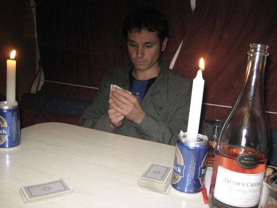 chris konzentriert sich eben mehr wie man sieht. wahrscheinlich gewinnt er deshalb...