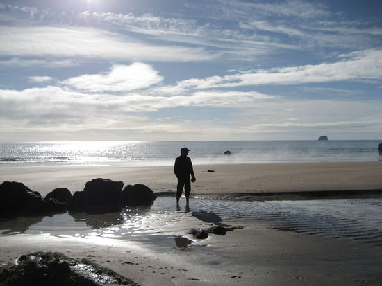 der strand dampft aufgrund der thermischen aktivitaet. man kann sich loecher buddeln und sich dann in das heisse, aufkommende wasser setzen, was an manchen stellen fast kochte.