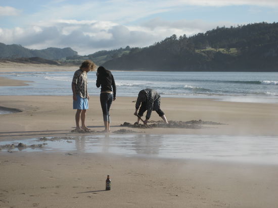 eifrige buddler am hellen morgen. wir verzichteten und schauten lieber zu.
