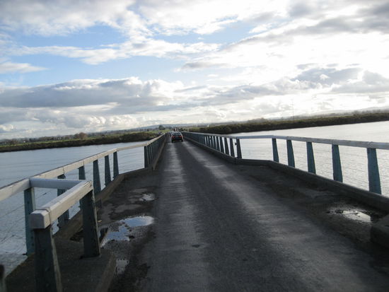 eine der vielen single line bruecken, die von der halbinsel wieder aufs festland fuert.