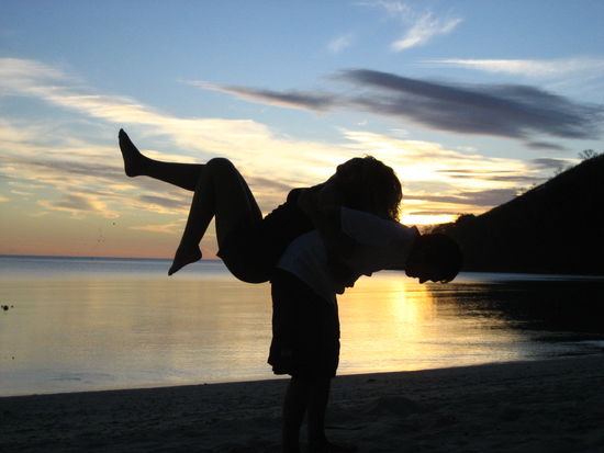 und weil man irgendwann keine posen fuer die bilder mehr findet versucht man die romantik des allabendlichen spektakels "sonnenuntergang" etwas aufzulockern