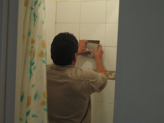 der "alles-koenner-portero" nimmt die klospuelung auseinander. chris hat zugeguckt und konnt somit beim zweiten totalausfall selbst reagieren... am ende haben wir es einfach wieder zusammengebaut und zur besitzerin gemeint, es ist alles in ordnung (funktioniert hat es immer noch nicht, nicht grade fair den naechsten gegenueber, doch irgendwann muss man ja auch mal an sich denken...)