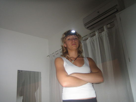 fruehstuecken, aufs klo gehen (am ende war dort ja die birne kaputt), lesen... -&gt; alles kein problem mit der richtigen ausruestung.
(die laune war in diesem moment nicht ganz so dolle...)