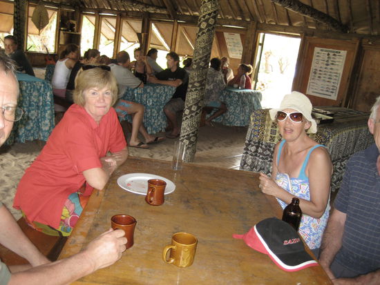 wir kamen gleich mit diesen 4 lustigen tasmanieren ins gespraech, die mit blacky fuchsberger befreundet sind... man trifft leute, das ist unglaublich...!