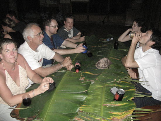 mit den australiern am tisch, die uns gleich mal eingeladen haben bei ihnen vorbeizuschauen und zu wohnen etc. man beachte die tischdecken, die sich die maenner (koch & guide) ausgedacht haben...