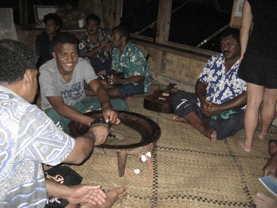 allabendliches kava trinken, was eigentlich eine hochoffizielle angelegenheit ist, wo frauen in der zweiten reihe sitzen und es bestimmte rituale gibt mit klatschen und "bula" sagen etc. doch im lockeren rahmen abends wurden auch die touristen mit kava versorgt und selbst wir maedels sassen in der gleichen reihe wie die herren