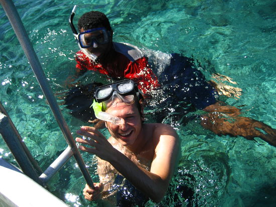 chris und unser bemutternder guide inoke, der uns nicht aus den augen liess...