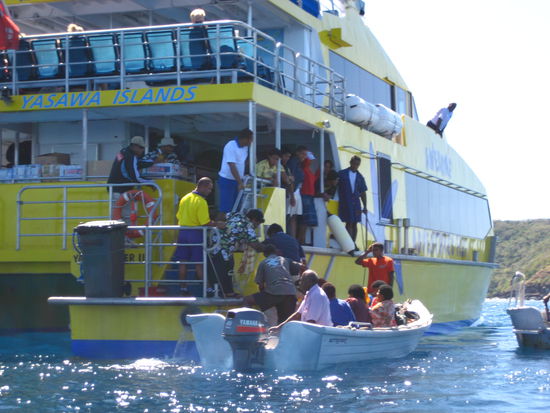 mit diesem boot, dem yasawa flyer, werden die touristen auf die resorts der inseln verteilt. angehalten wird mitten auf dem meer und die touristen werden dann in die kleinen boote der resorts verladen.