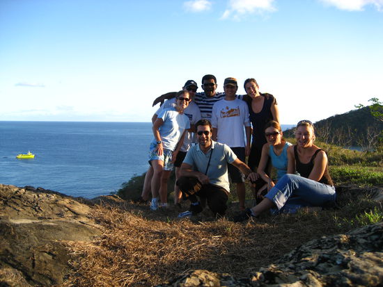 wanderung ueber die kleine insel, morgens um halb acht. noch vor dem fruehstueck... doch die laune der kartenspiel truppe vom abend vorher war gut!