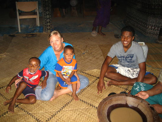 kava trinken mit ruba und didi, den beiden kleinen. die natuerlich keinen kava tranken. nur wenn die kinder mal nicht schlafen bekommen sie angeblich kava... naja, ist ja ein naturprodukt...