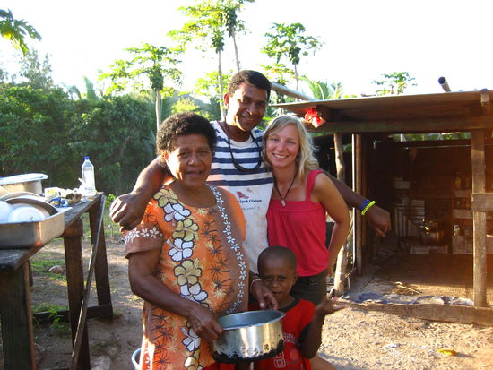 die koechin mit sohn ruba und inoke, unserem guide. im hintergrund und links die kueche, wo sie fuer 10 leute oktopus in kokosmilch kochte