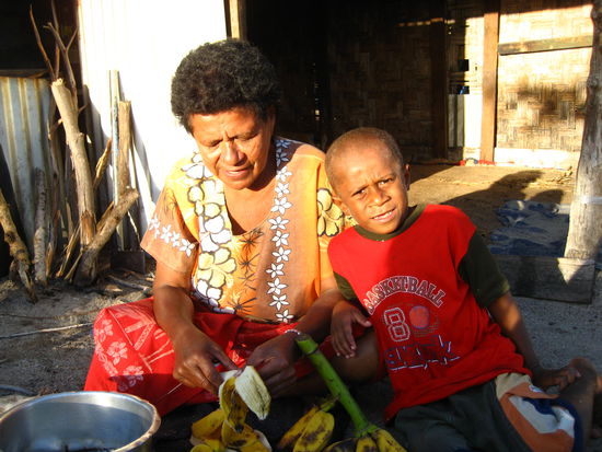 bananen werden von den fijianern auch gekocht und dann gegessen. schmeckt immer noch nach banane, aber mit zitrone und doch ganz anders.