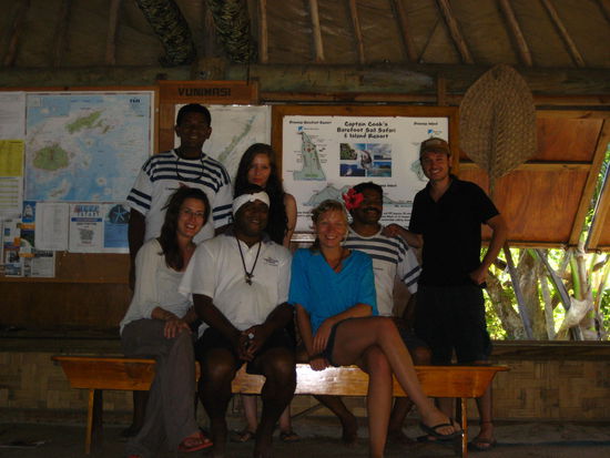 foto vom letzten tag: das bild zeigt ALLE inselbewohner (bis auf die fiji familie), die an zwei abenden aus chris und mir, suzann und victoria aus london, dem koch (mit dem hibiscus hinterm ohr ), dem schwulen zimmermaedchen mika (links von mir) und unserem guide inke bestand. vier gaeste und drei leute belegschaft - fast ne einsame insel!