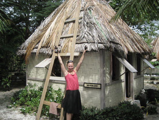 mit fiji bier wurde erstmal angestossen, wir lernten die maennertruppe kennen, die im "resort" arbeiten und setzen uns zu den gaesten, die beim mittagessen waren.