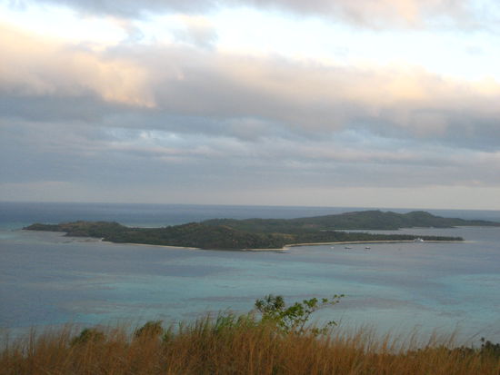abends wanderten wir auch hier auf den huegel hoch, um den sonnenuntergang anzuschauen. blick von oben auf die nachbarinsel
