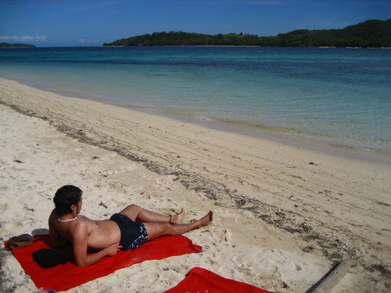 am traumstrand. gegenueber wurde damals der film "blue lagoon" mit brooke shield gedreht. da haetten wir fuer rund 20 EUR hinfahren koennen, um dort zu baden... sah vermutlich nicht anders aus als hier.