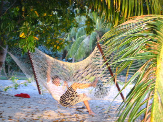 und wenn man es dann erstmal in die haengematte schafft konnte man auch hier wieder mal der sonne beim untergehen zuschauen