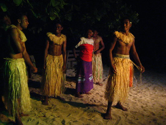 aufstellung fuer den bula tanz, den wir anschliessend mittanzen mussten...