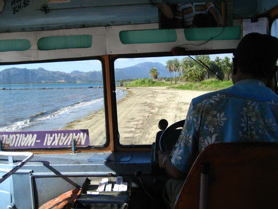 der bus fuhr diese "strasse" direkt am strand entlang