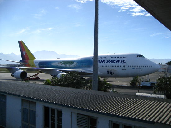 ja, und heute morgen hiess es dann mit diesem bomber abschied nehmen. wir sassen oben am fenster hinter dem pfosten...