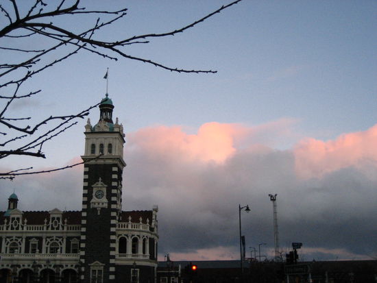 das schoene gebaeude der railway station in dunedin, wo wir als entschaedigung zum geschlossenen infocenter ein neues backgammon gefunden haben! das highlight des tages.