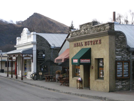 die alten haeuser in arrowtown, ein ort der frueher aus dem nichts im goldrausch aufgebaut wurde und dann auch wieder deutlich schrumpfte als alles gold gefoerdert war
