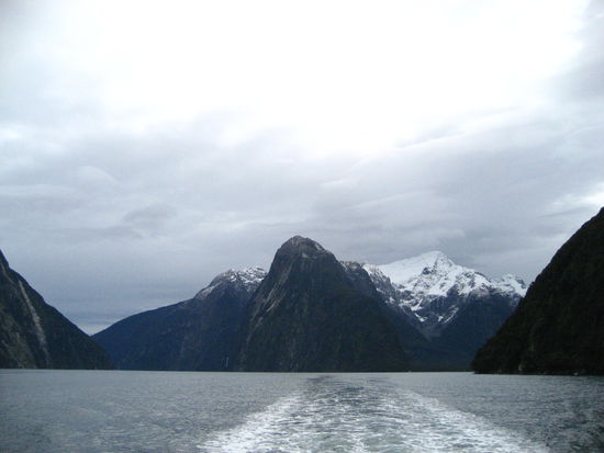 und der beruehmte "mitre peak" von weitem, der berg in der mitte.