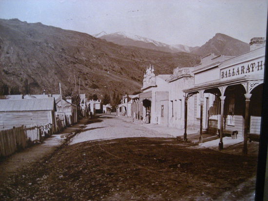 eine alte fotografie derselben fassade. man kann die aehnlichkeit schon erkennen.