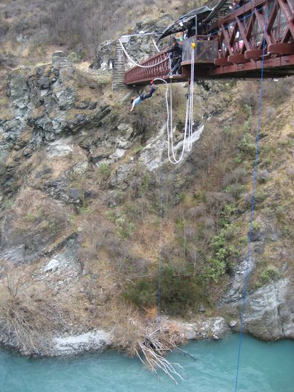 bei diesem maedel dachte jeder sie kneift, doch ploetzlich sprang sie doch. ich hatte schweissnasse haende alleine vom zuschauen und chris bekam das kribbeln zu springen... doch wie gesagt, 100 EUR ist der sekundenspass nicht (mehr) wert