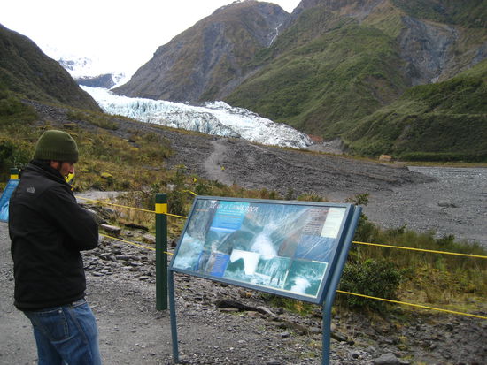 der gletscher von weitem, der sich erstaunlich schnell zurueckzieht - noch im jahr 1930 (ca.) ging er bis zu chris fuessen.
