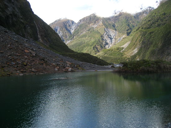 die anfahrt von weitem. ganz klein in der mitte sieht man einen campervan auf dem parkplatz stehen - so wird man sich vielleicht ein wenig der dimensionen der berge drumherum bewusst. schon ein beeindruckendes gefuehl mittendrin zu stehen.