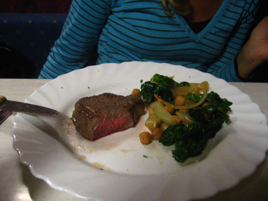 und zur feier des tages gab es ein sehr leckeres steak mit mangold und kichererbsen und -natuerlich- (ein wenig) knoblauch  dies zur beruhigung aller, die sich sorgen machen ob wir wohl so weit weg von zuhause auch genug zu essen bekommen. wir koennen uns mit 2 gasplatten sehr gut ueber wasser halten