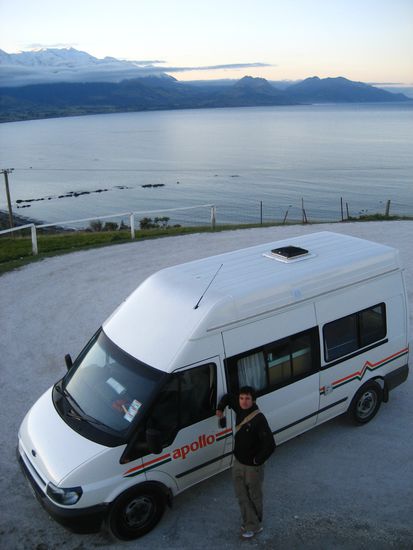 blick ueber die bucht von kaikoura. da vor der kueste ein meerescanyon bis zu 1000 meter in die tiefe faellt und sich wale im tiefen wasser aufhalten, finden sie hier optimale lebensbedingungen und genuegend nahrung mit robben, delphinen etc.