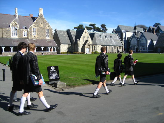 am college, wo die jungs noch schicke nadelstreifenanzuege tragen. sieht doch aus wie harry potter's hogwarts, oder?!