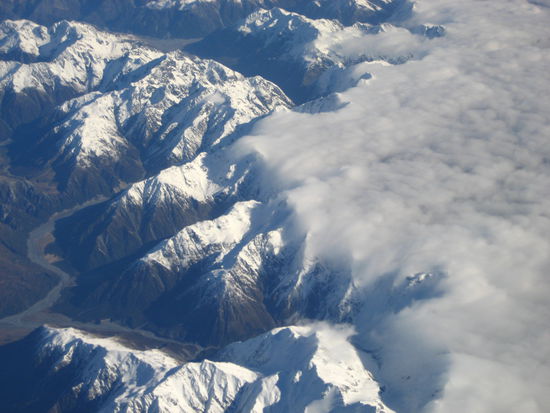 wolken, die sich an der westkueste vor den alpen stauen. die ganze ostkueste lag in strahlendem sonnenschein.