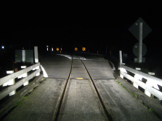 one way bridge mit schienen - besser kann man den platz der bruecke nicht ausnutzen...!