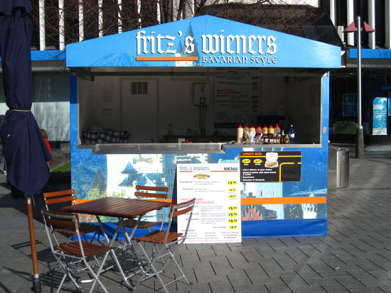 dirndl, bratwurst und "german beer fest" als oktoberfest sind hoch im kurs