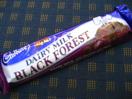 zum schreien: innen drin waren rote gummidrops, die wohl die kirschen in der schwarzwaelder kirschtorte symobolisieren sollten. war gar nicht gut...