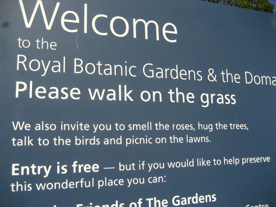 dieses schild steht am eingang zum botanischen garten - in deutschland unvorstellbar oder?!