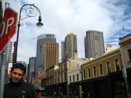 alt architekur trifft hier an allen enden auf neue, vor glas nur so strotzende wolkenkratzer wie in jeder grossstadt